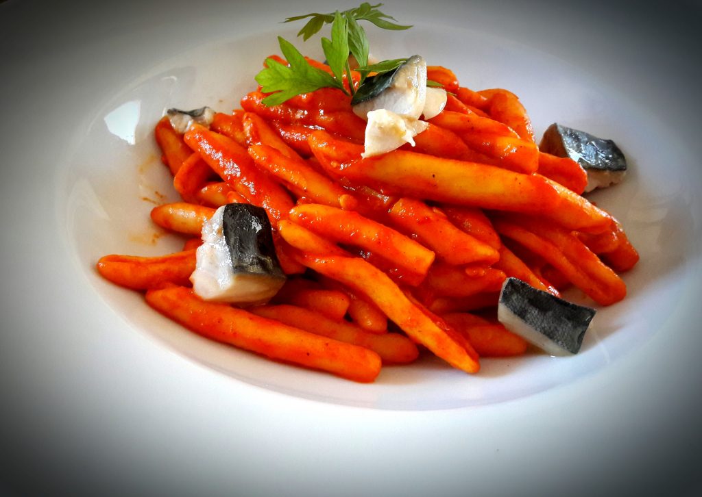 Maccheroncini Freschi con Cremoso di Peperoni Rossi e Sgombro