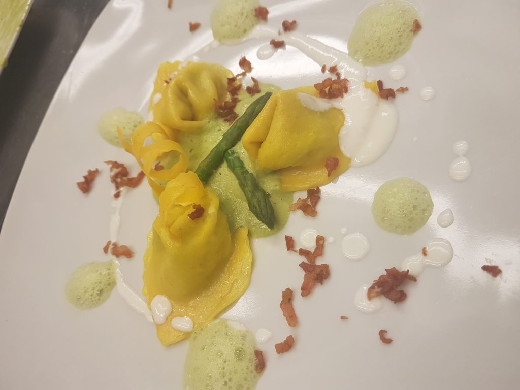 Cappellaccio allo Zafferano su Spuma di Asparagi e Menta con Sopra Aria di Estratto di Asparagi