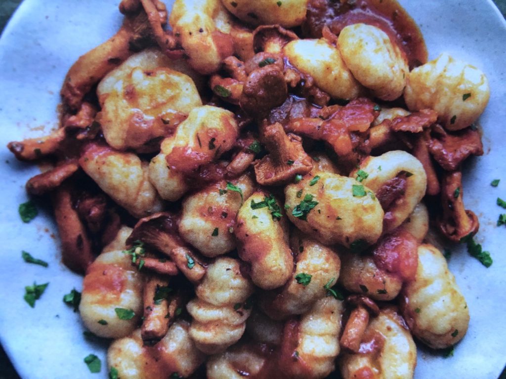 Gnocchi di Patate con Funghi Gallinacci