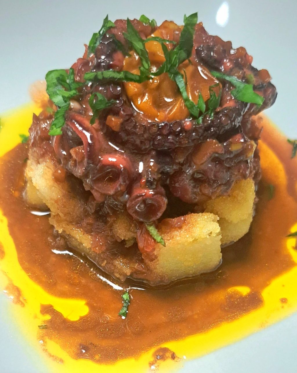 Polpo al Rosso Conero con Chips di Polenta al Rosmarino