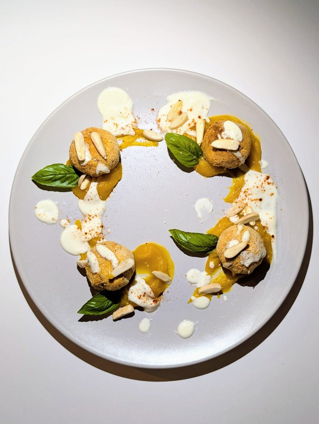 Polpette di Ceci e Cocco su Crema di Zucca e Salsa allo Yogurt di Soia