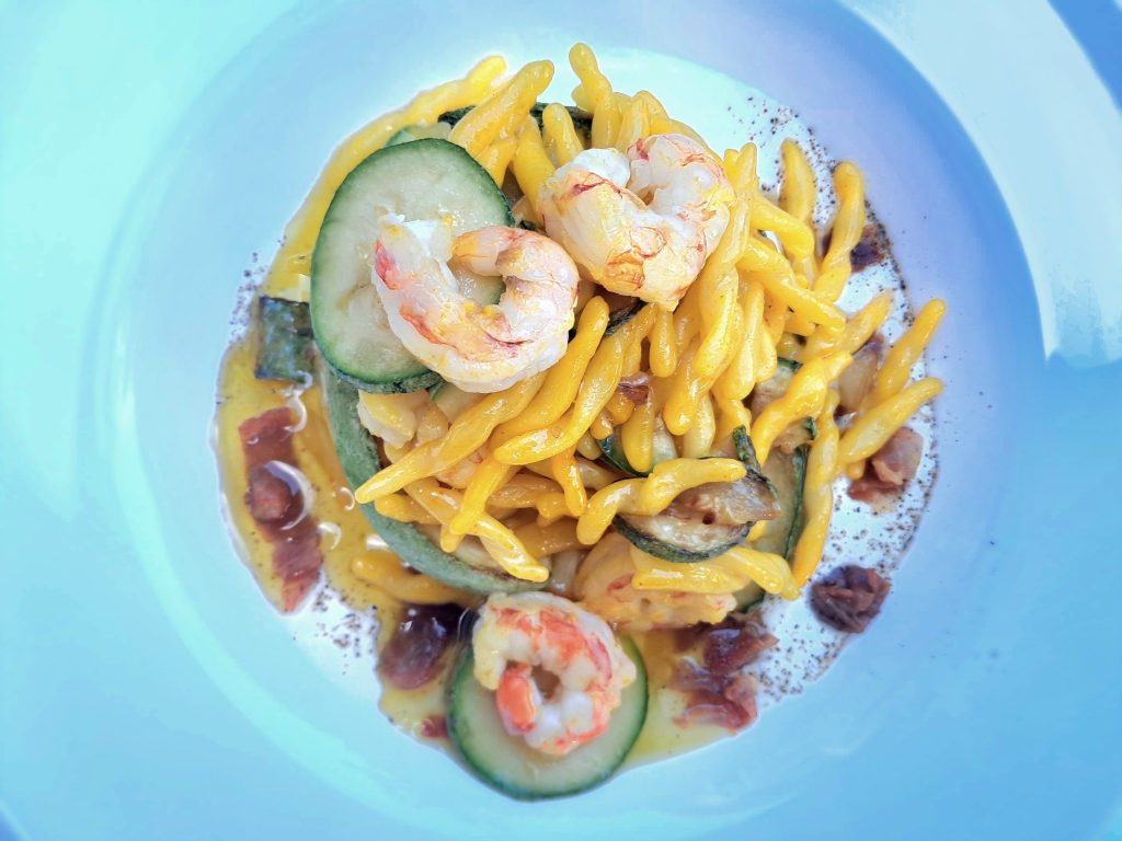 Strozzapreti allo Zafferano con Gamberi e Zucchine su Crema di Squacquerone e Crumble di Mora Romagnola