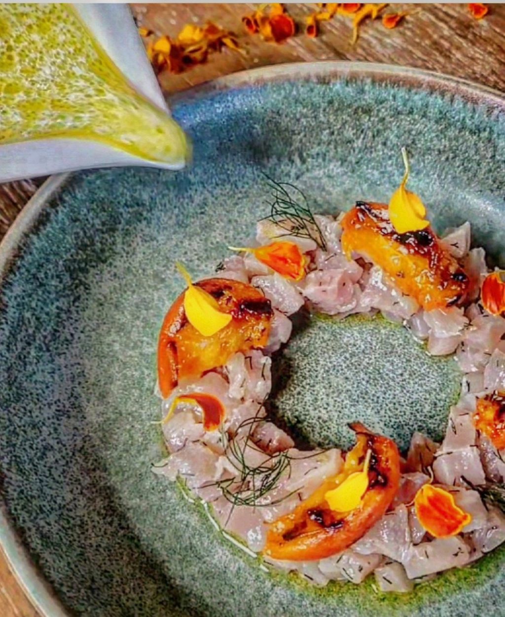 Tartare di Trota Fario con Albicocche Grigliate, Cagliata Vegetale e Olio alle Foglie di Fico