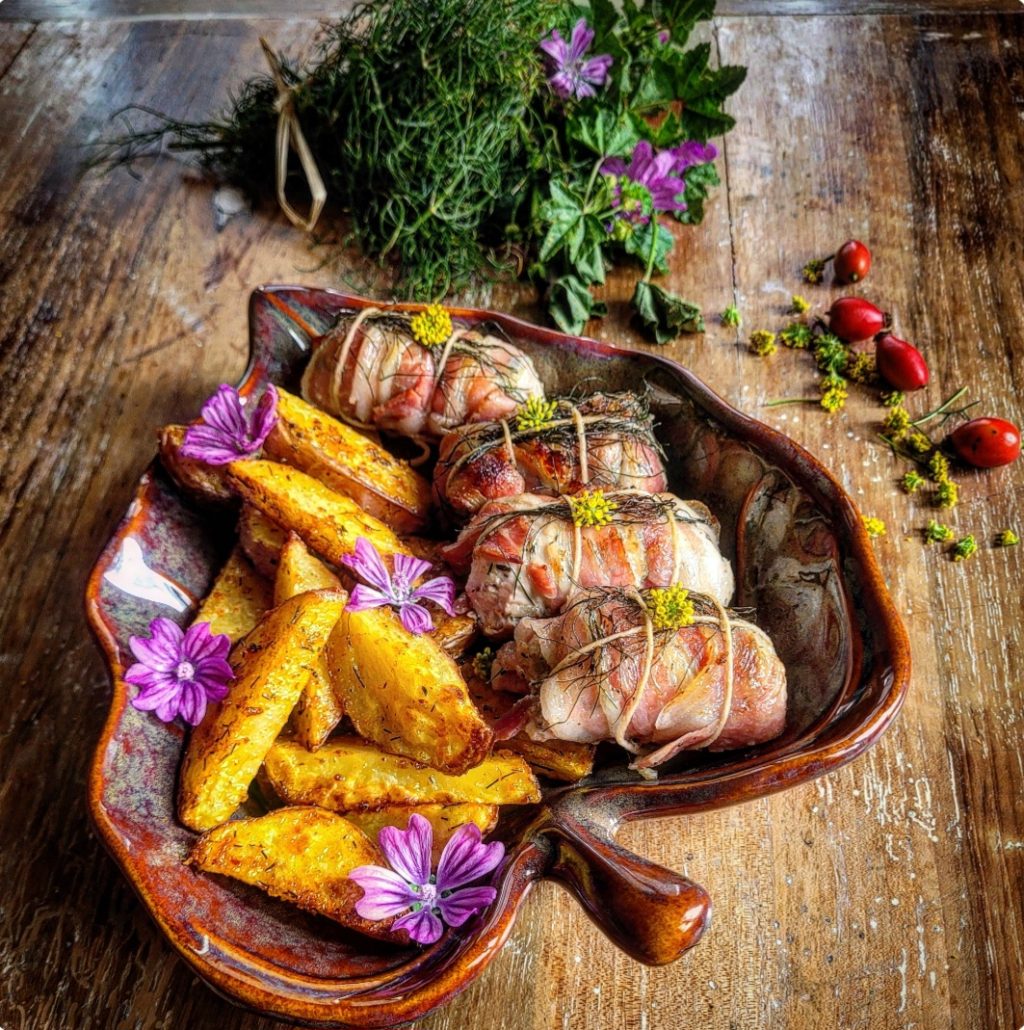 Involtini di Pollo in Porchetta con Fiori di Campagna