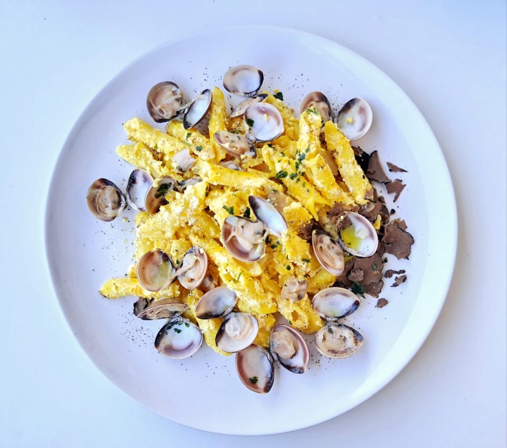 Garganelli allo Zafferano e Ricotta con Vongole e Tartufo Nero