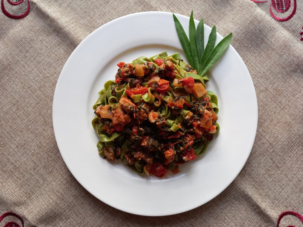 Tagliatelle agli Stridoli con Salsiccia, Cipolla e Pomodori