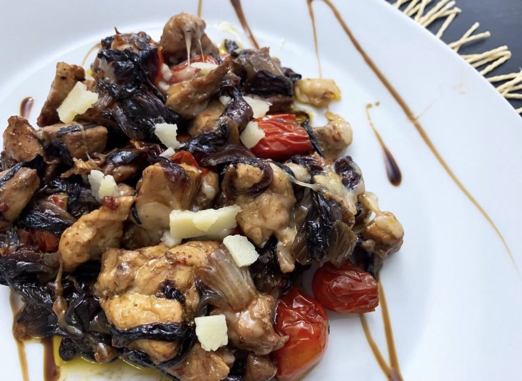 Straccetti di Pollo con Radicchio, Pomodorini e Scaglie di Formaggio di Fossa