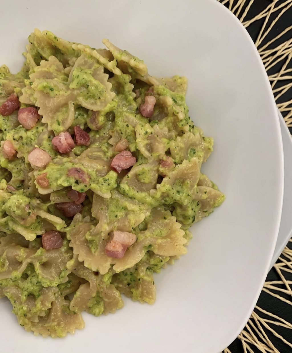 Farfalle con Crema di Squacquerone e Zucchine con Pancetta