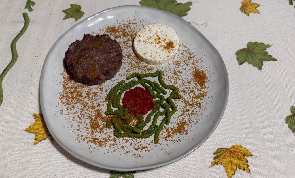 Hamburger di Vitello e Salsiccia di Mora Romagnola con Primosale di Cervia, Pomodoro e Salsa Verde