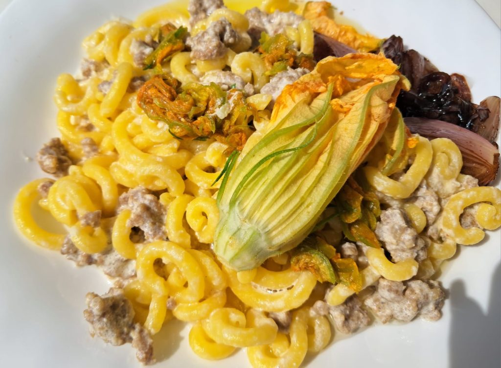 Gramigna alla Salsiccia e Fiori di Zucca con Scalogno Caramellato