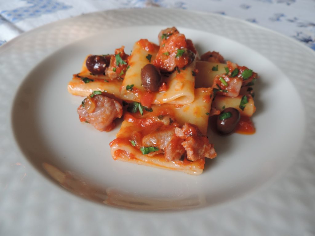 Paccheri con Tonno Fresco, Capperi e Olive Taggiasche
