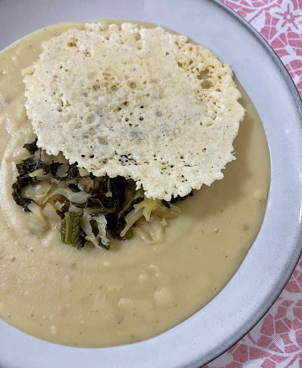 Vellutata di Fave con Cavolo Nero, Verza e Cialda di Parmigiano