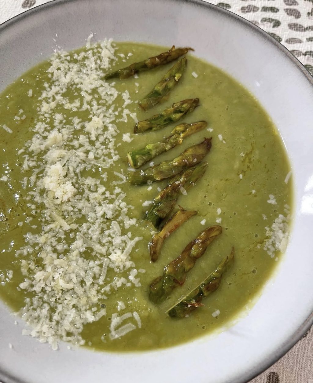 Vellutata di Asparagi e Cannellini con Formaggio di Fossa