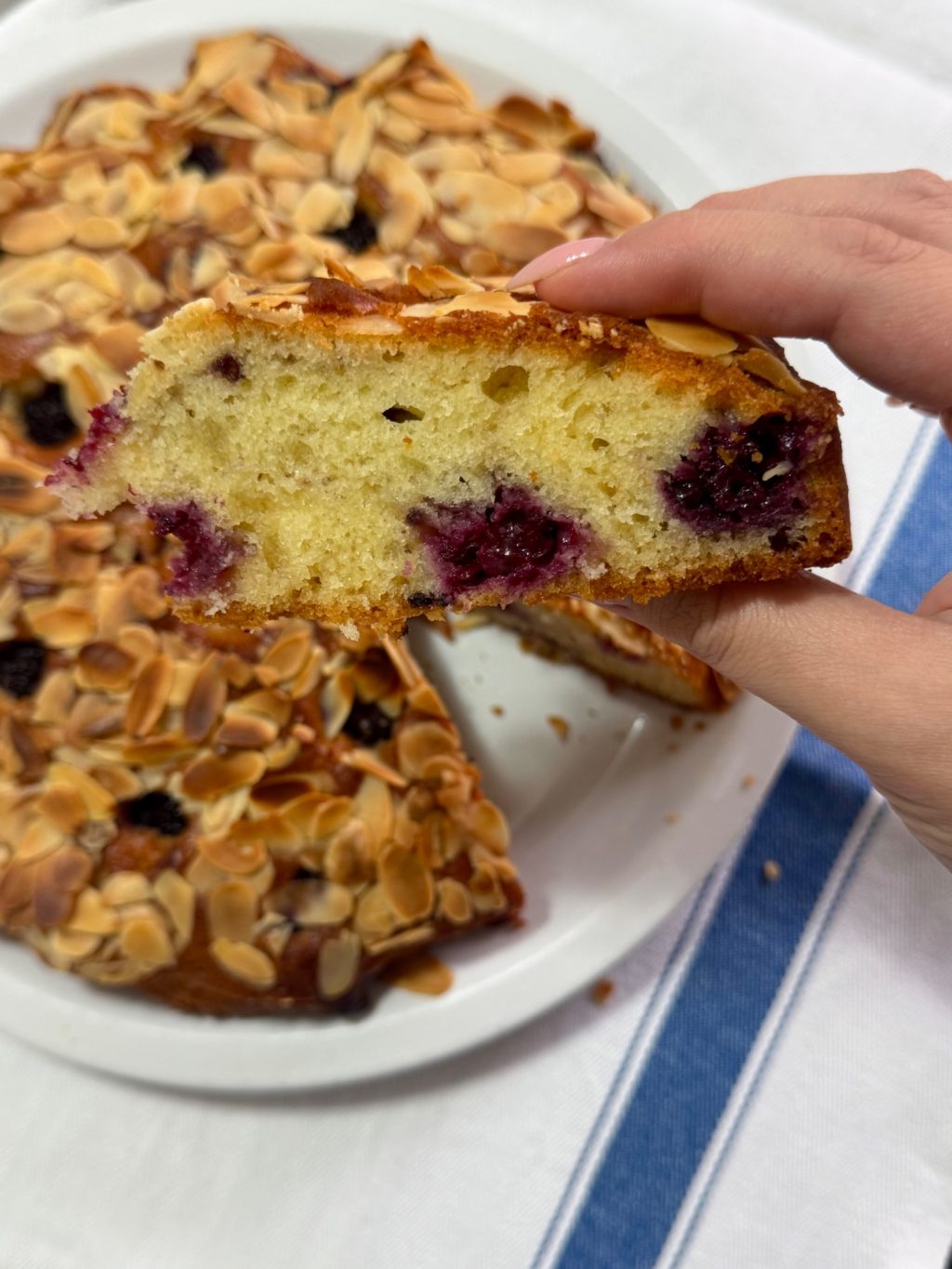 Torta allo Squacquerone con More e Scaglie di Mandorle