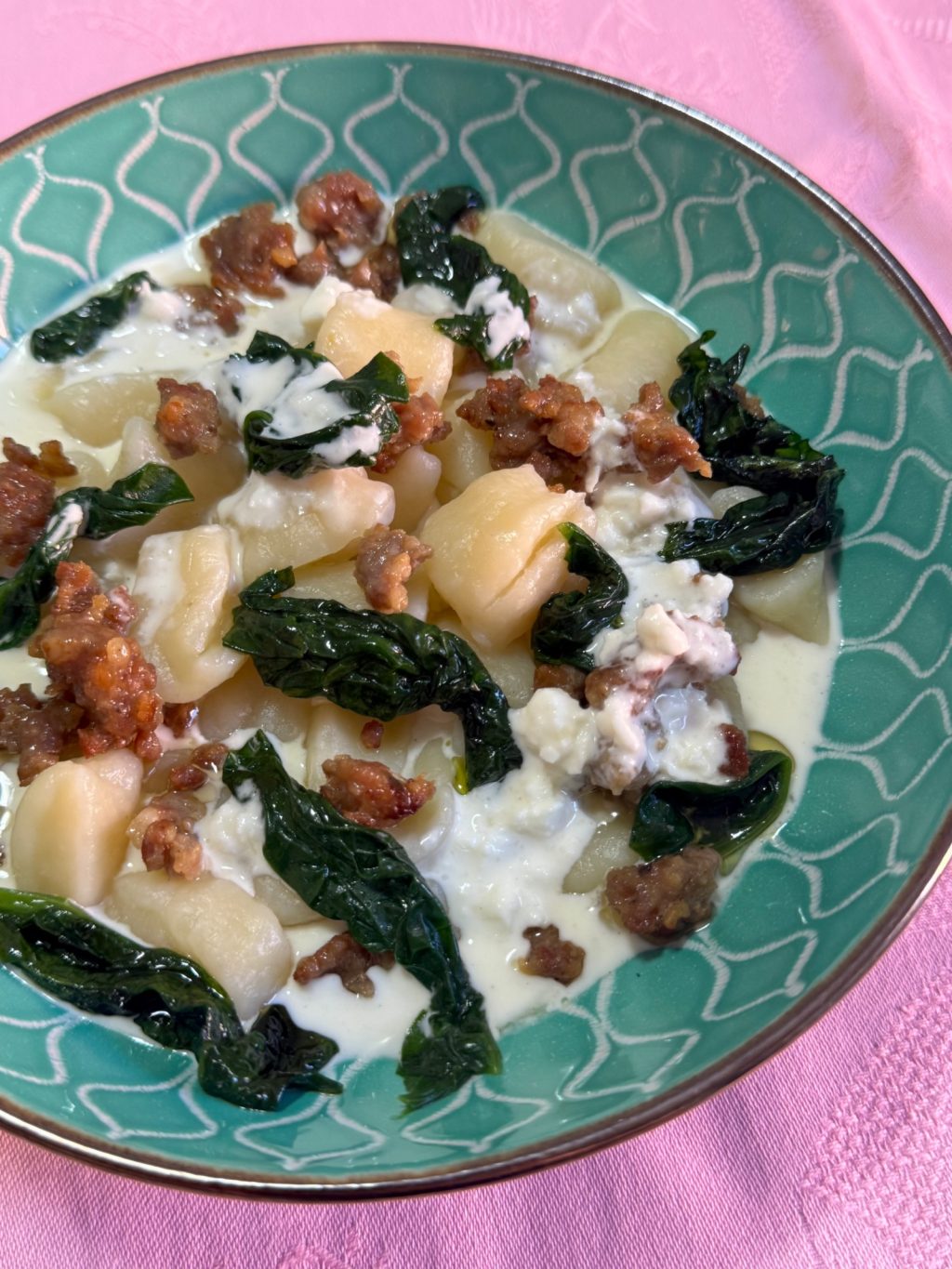 Gnocchi Fatti in Casa con Fonduta di Raviggiolo, Salsiccia e Foglie di Spinaci