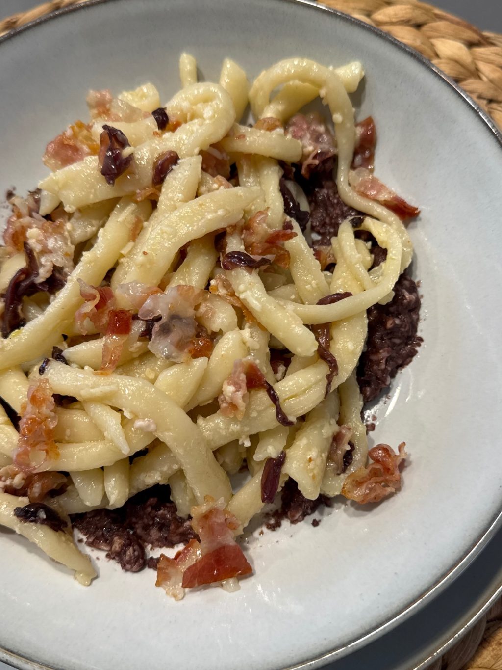Strozzapreti Fatti in Casa con Radicchio, Pancetta e Formaggio di Fossa di Sogliano
